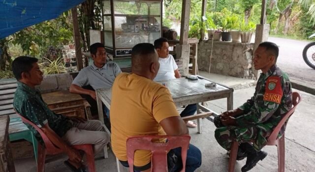 Babinsa Aneuk Laot Manfaatkan Suasana Akrab di Warung Kopi, Sosialisasikan Rekrutmen TNI AD