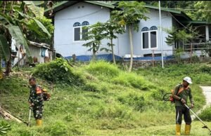 Semangat Gotong Royong: Babinsa & Warga Kuta Timu Bersihkan Lingkungan Perumahan