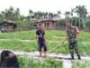 Babinsa Cot Ba’U Bantu Rawat Semangka, Dukung Ekonomi Warga & Swasembada Pangan