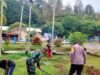 Bersihkan Halaman Pustu, Babinsa & Warga Aneuk Laot Pastikan Lingkungan Sehat