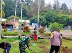 Bersihkan Halaman Pustu, Babinsa & Warga Aneuk Laot Pastikan Lingkungan Sehat