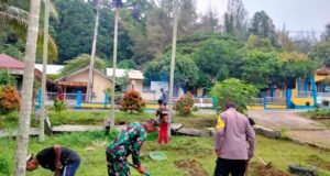 Bersihkan Halaman Pustu, Babinsa & Warga Aneuk Laot Pastikan Lingkungan Sehat