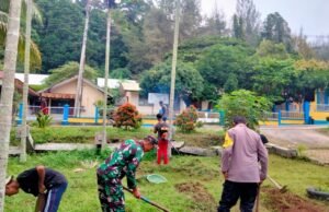 Bersihkan Halaman Pustu, Babinsa & Warga Aneuk Laot Pastikan Lingkungan Sehat