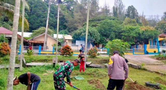 Bersihkan Halaman Pustu, Babinsa & Warga Aneuk Laot Pastikan Lingkungan Sehat
