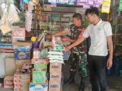 Pantau Ketersediaan Bahan Pokok, Babinsa Jaboi Yakinkan Kebutuhan Warga Terjamin