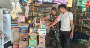 Pantau Ketersediaan Bahan Pokok, Babinsa Jaboi Yakinkan Kebutuhan Warga Terjamin