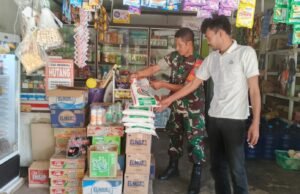 Pantau Ketersediaan Bahan Pokok, Babinsa Jaboi Yakinkan Kebutuhan Warga Terjamin