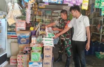 Pantau Ketersediaan Bahan Pokok, Babinsa Jaboi Yakinkan Kebutuhan Warga Terjamin