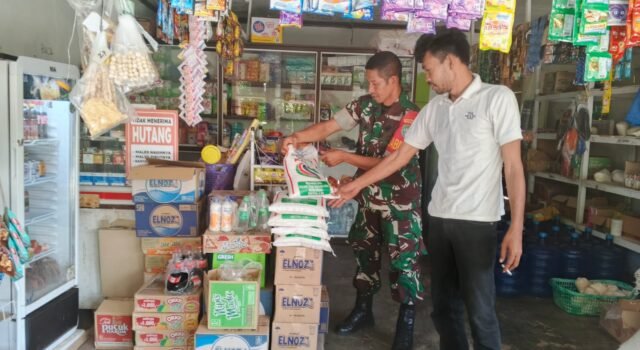 Pantau Ketersediaan Bahan Pokok, Babinsa Jaboi Yakinkan Kebutuhan Warga Terjamin