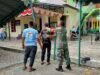 Gotong Royong Penuh Semangat: Babinsa Keuneukai Bantu Bongkar Tenda & Rapikan Lingkungan Tempat Ibadah