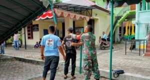 Gotong Royong Penuh Semangat: Babinsa Keuneukai Bantu Bongkar Tenda & Rapikan Lingkungan Tempat Ibadah