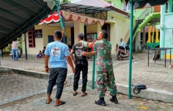 Gotong Royong Penuh Semangat: Babinsa Keuneukai Bantu Bongkar Tenda & Rapikan Lingkungan Tempat Ibadah