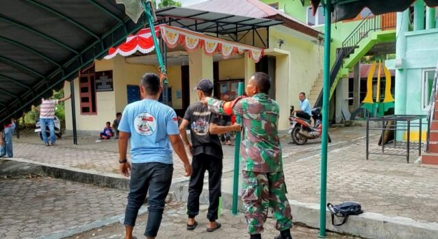 Gotong Royong Penuh Semangat: Babinsa Keuneukai Bantu Bongkar Tenda & Rapikan Lingkungan Tempat Ibadah
