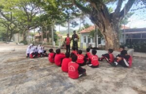 Babinsa Kuta Ateuh Beri Semangat & Arahan Disiplin Kepada Siswa SDN 1 Sabang