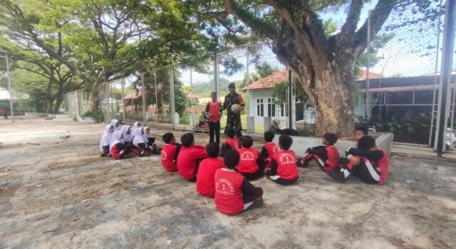 Babinsa Kuta Ateuh Beri Semangat & Arahan Disiplin Kepada Siswa SDN 1 Sabang