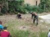 Babinsa Paya Seunara Bersama Warga Gotong Royong Bersihkan Meunasah As-Sakinah