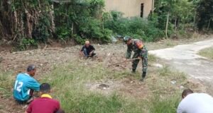 Babinsa Paya Seunara Bersama Warga Gotong Royong Bersihkan Meunasah As-Sakinah