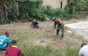 Babinsa Paya Seunara Bersama Warga Gotong Royong Bersihkan Meunasah As-Sakinah