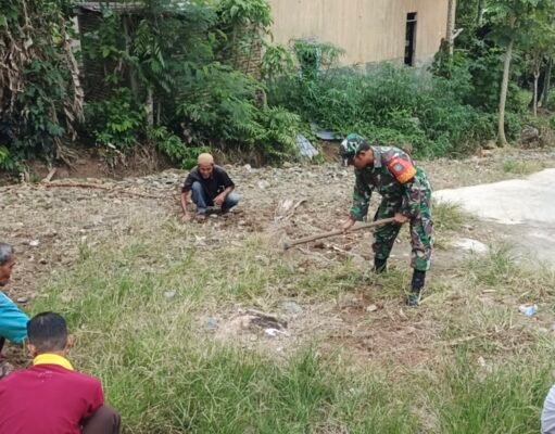 Babinsa Paya Seunara Bersama Warga Gotong Royong Bersihkan Meunasah As-Sakinah