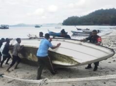 Babinsa Iboih Bantu Nelayan Perbaiki Perahu, Eratkan Tali Silaturahmi TNI–Rakyat