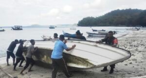 Babinsa Iboih Bantu Nelayan Perbaiki Perahu, Eratkan Tali Silaturahmi TNI–Rakyat