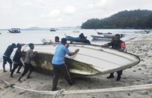 Babinsa Iboih Bantu Nelayan Perbaiki Perahu, Eratkan Tali Silaturahmi TNI–Rakyat