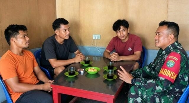 Babinsa Krueng Raya Sosialisasikan Penerimaan TNI, Ajak Pemuda Siapkan Diri dengan Disiplin