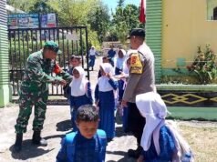 Babinsa Koramil 01/Sukajaya Pantau Kegiatan Belajar Anak SD 26 Keuneukai, Beri Semangat Belajar