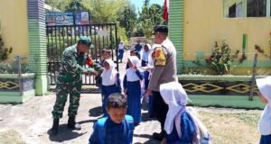 Babinsa Koramil 01/Sukajaya Pantau Kegiatan Belajar Anak SD 26 Keuneukai, Beri Semangat Belajar