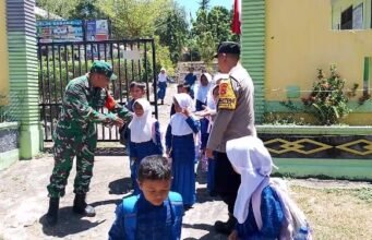 Babinsa Koramil 01/Sukajaya Pantau Kegiatan Belajar Anak SD 26 Keuneukai, Beri Semangat Belajar