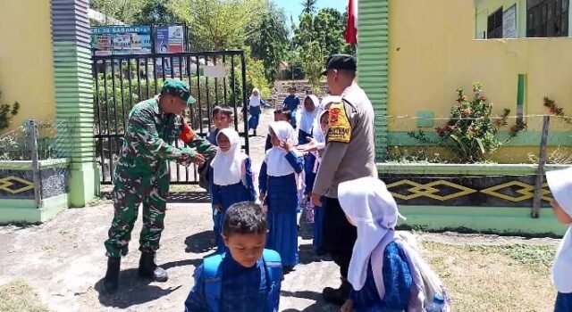 Babinsa Koramil 01/Sukajaya Pantau Kegiatan Belajar Anak SD 26 Keuneukai, Beri Semangat Belajar