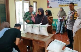Sinergi TNI–Polri–Gampong: Pantau Distribusi Bantuan Pangan di Kuta Barat Agar Berjalan Lancar dan Tertib