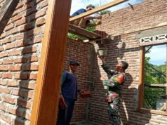 Babinsa Cot Abeuk Bantu Bangun Rumah Warga, Wujud Kebersamaan yang Nyata