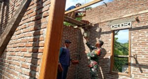 Babinsa Cot Abeuk Bantu Bangun Rumah Warga, Wujud Kebersamaan yang Nyata