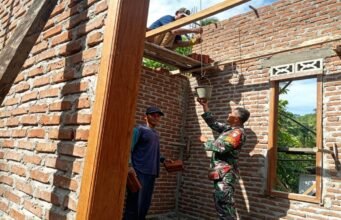 Babinsa Cot Abeuk Bantu Bangun Rumah Warga, Wujud Kebersamaan yang Nyata