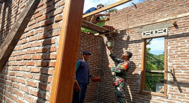 Babinsa Cot Abeuk Bantu Bangun Rumah Warga, Wujud Kebersamaan yang Nyata