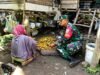 Hadir di Tengah Keseharian Warga, Babinsa Sertu Hendra Bantu Membelah Buah Pinang