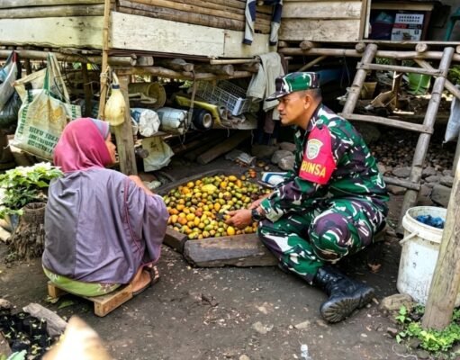 Hadir di Tengah Keseharian Warga, Babinsa Sertu Hendra Bantu Membelah Buah Pinang