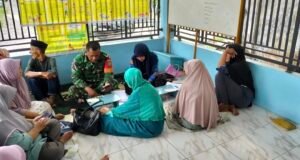 Permudah Akses Bantuan: Babinsa 06 Kuta Timu Dampingi Pendaftaran Perlinsos