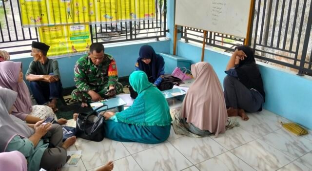 Permudah Akses Bantuan: Babinsa 06 Kuta Timu Dampingi Pendaftaran Perlinsos