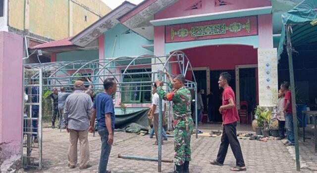 Wujud Kepedulian TNI: Babinsa Cot Abeuk Ikut Melayat dan Bantu Proses Pemakaman Warga Meninggal Dunia