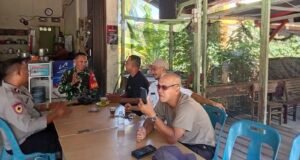 Jalin Sinergi Keamanan: Babinsa Aneuk Laot Bersama Bhabinkamtibmas Komsos dengan Tokoh Pemuda