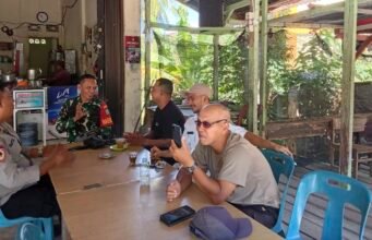 Jalin Sinergi Keamanan: Babinsa Aneuk Laot Bersama Bhabinkamtibmas Komsos dengan Tokoh Pemuda