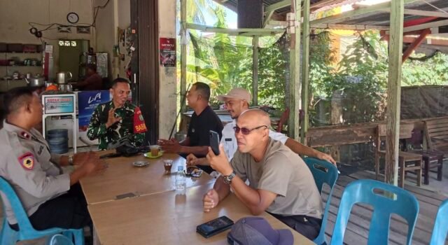 Jalin Sinergi Keamanan: Babinsa Aneuk Laot Bersama Bhabinkamtibmas Komsos dengan Tokoh Pemuda