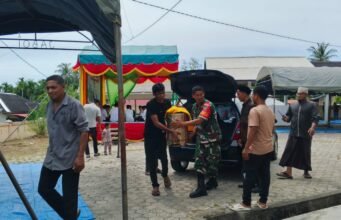 Jalin Kerukunan: Babinsa Jaboi Ikut Bantu Persiapan Peringatan Maulid Bersama Warga Binaan
