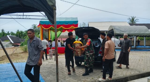 Jalin Kerukunan: Babinsa Jaboi Ikut Bantu Persiapan Peringatan Maulid Bersama Warga Binaan