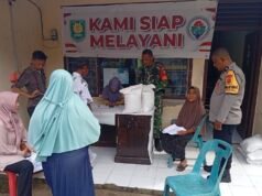Wujud Kepedulian TNI, Babinsa Koramil 02/Sukakarya Dampingi Penyaluran Bantuan Pangan di Aneuk Laot
