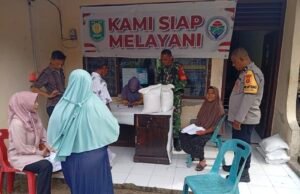 Wujud Kepedulian TNI, Babinsa Koramil 02/Sukakarya Dampingi Penyaluran Bantuan Pangan di Aneuk Laot