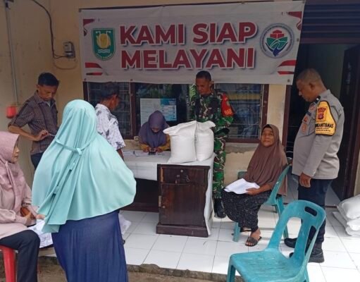 Wujud Kepedulian TNI, Babinsa Koramil 02/Sukakarya Dampingi Penyaluran Bantuan Pangan di Aneuk Laot