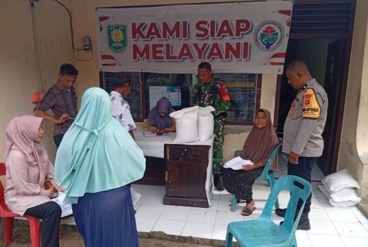 Wujud Kepedulian TNI, Babinsa Koramil 02/Sukakarya Dampingi Penyaluran Bantuan Pangan di Aneuk Laot